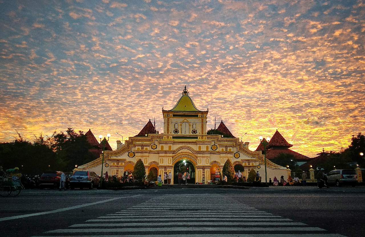 Masjid Agung Sumenep Berkubah Kerucut Dengan Arsitektur Bangunan Khas Nusantara